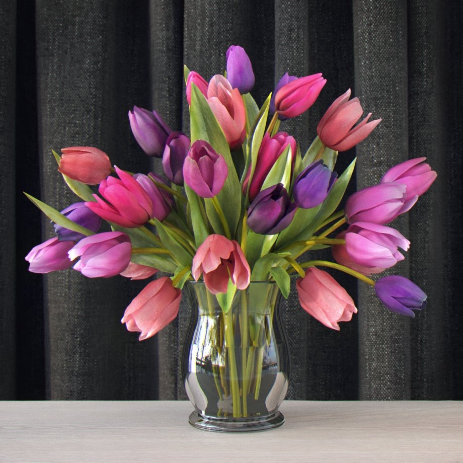 Фиолетовые тюльпаны в стеклянной вазе